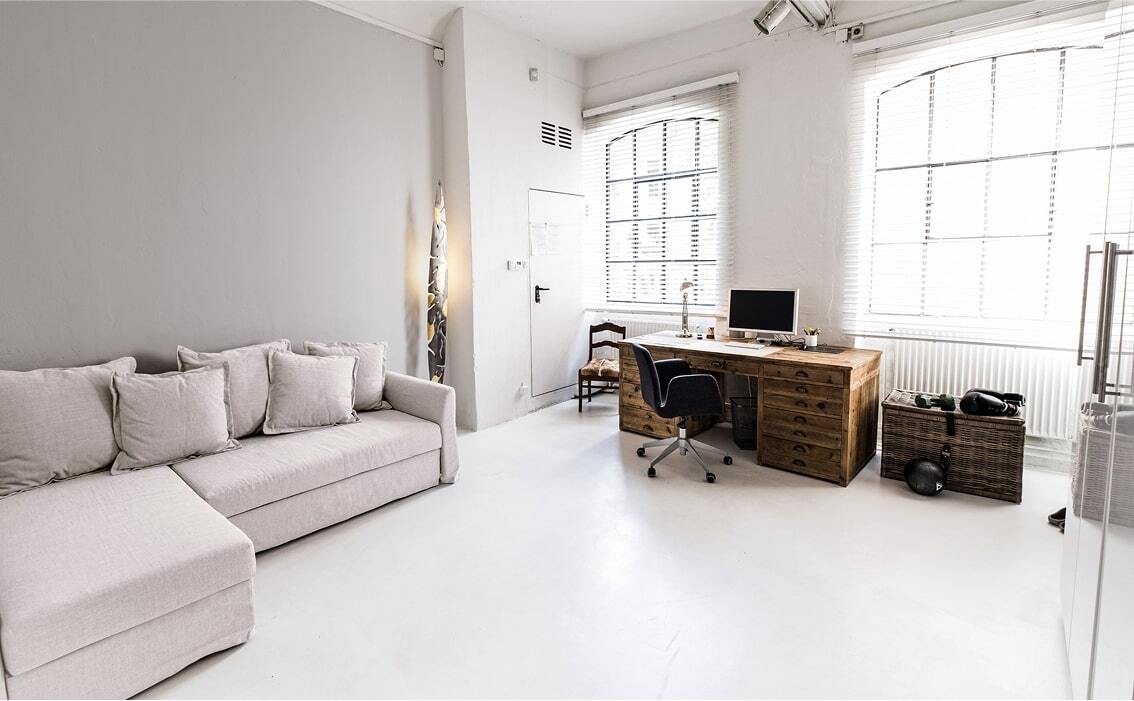 Loft2 mietlocation hamburg arbeitsbereich sofa schreibtisch min