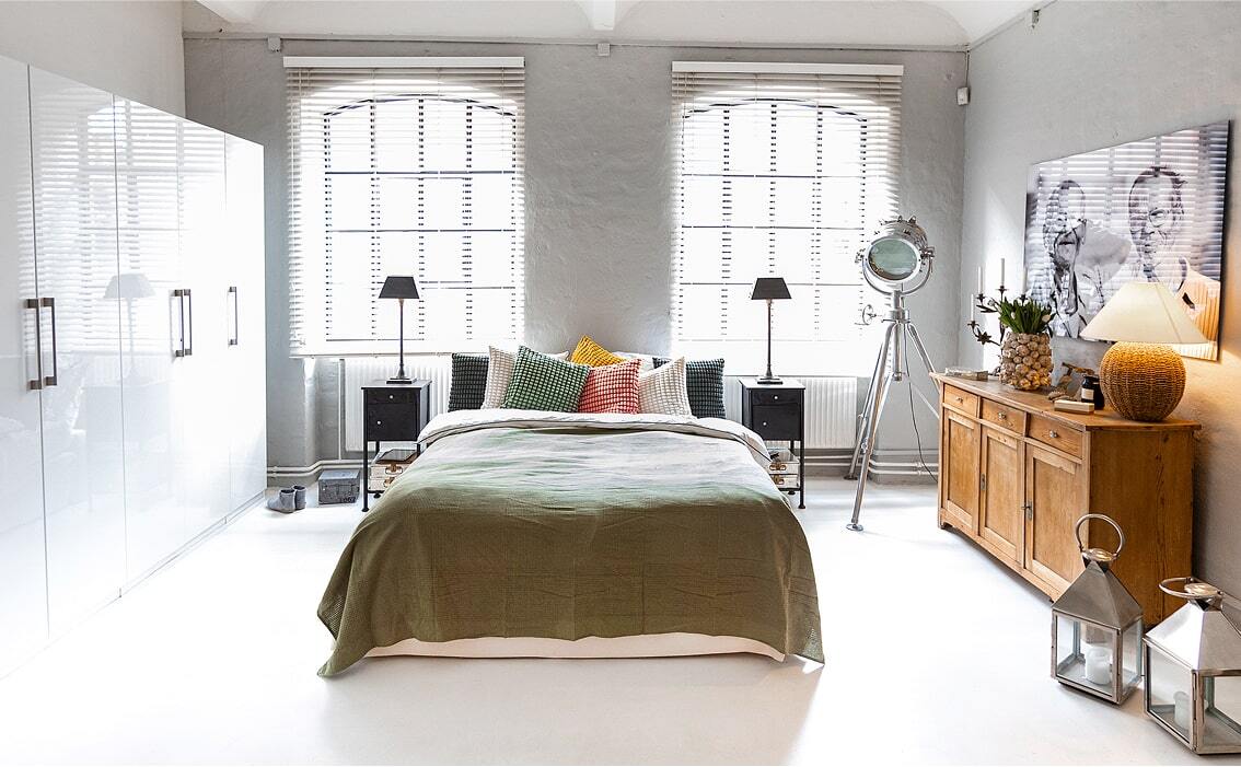 Loft2 mietlocation hamburg schlafzimmer grosses fenster min