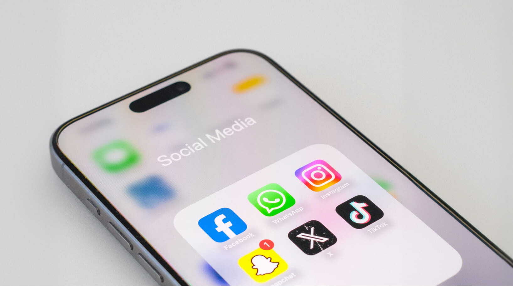 Designbueropersch social media branding header mobil 1090x609px 1 Social Media Plattformen auf einem IPhone