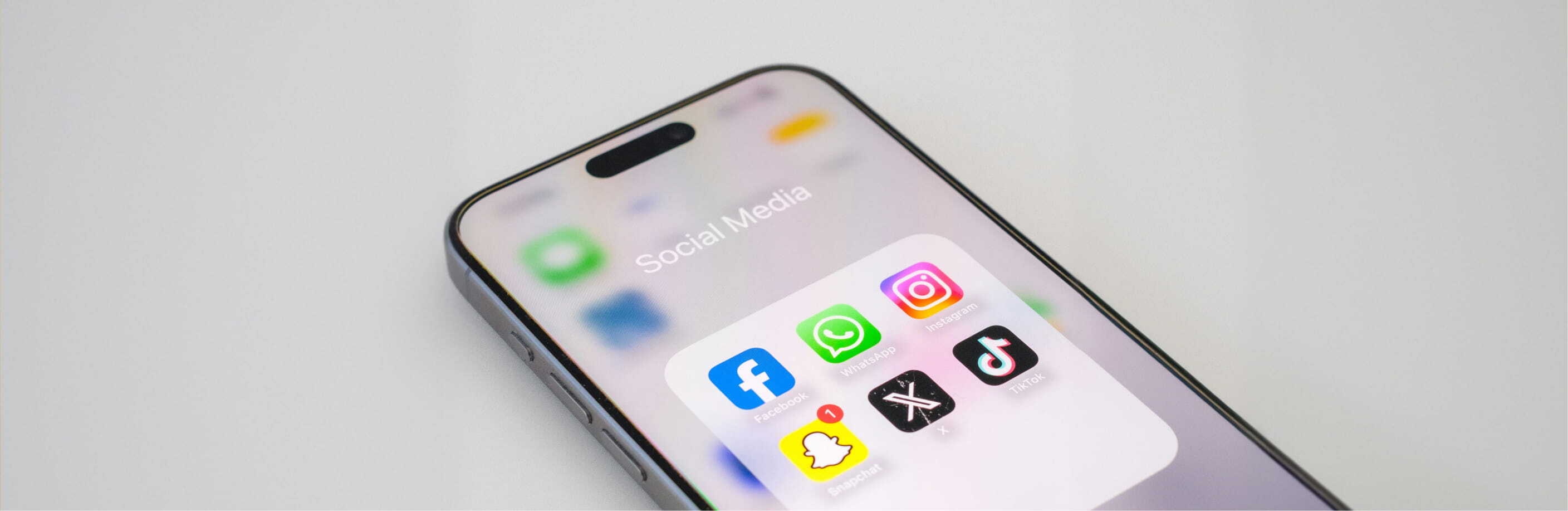 Designbueropersch social media branding desktop 1877x611px 1 Social Media App auf einem Iphone